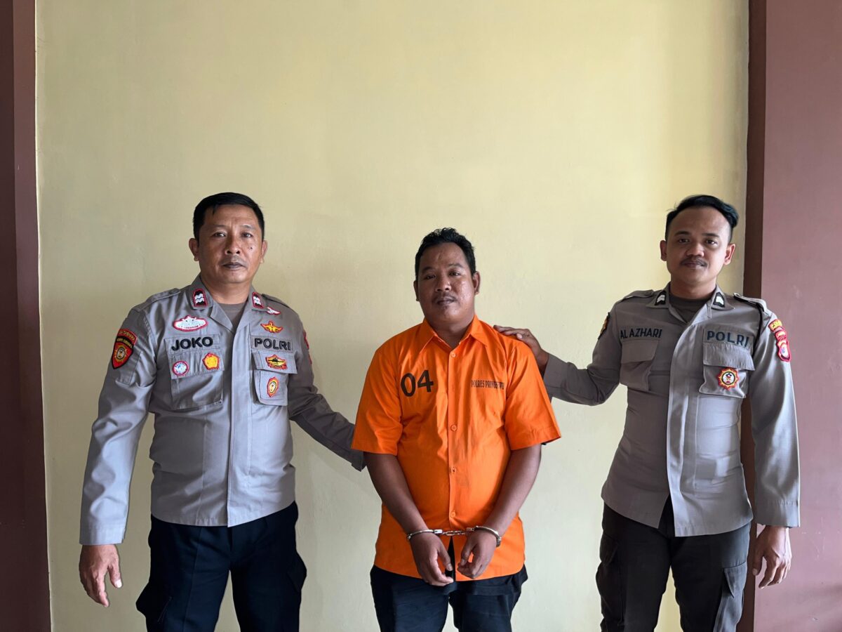 Tersangka JM yang berhasil ditangkap sebelum dijebloskan ke sel tahanan, Kamis 6 Februari 2025 | Dok. Humas Polres Pringsewu.