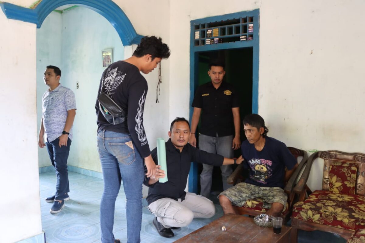 Tersangka Dedih alias Dedi Arang saat diamankan Polres Pringsewu, Kamis 6 Februari 2025.