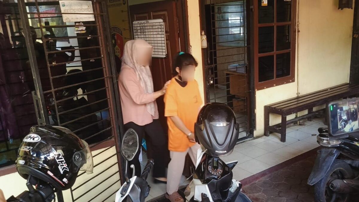Tersangka saat digiring anggota Polsek Teluk Betung Selatan, Bandar Lampung, Kamis 7 Februari 2025 | Dok. Humas Polda Lampung.
