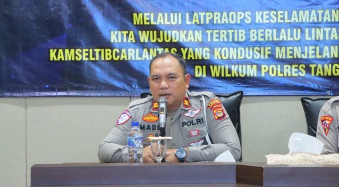 
 Kasat Lantas Polres Tanggamus Iptu I Made Agus Dwi Dayana, saat memberikan pemaparan pelaksanaan Operasi Simpatik Krakatau 2025, Jumat 7 Februari 2025.