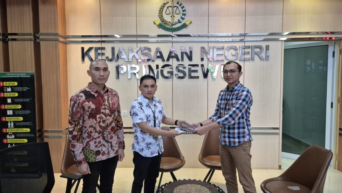 Kejari Pringsewu saat menerima titipan kerugian negara dalam perkara kasus korupsu hibah LPTQ TA 2024, Jumat 7 Februari 2025 | Dok. Kejari Pringsewu.