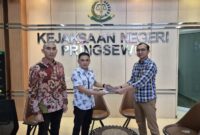 Kejari Pringsewu saat menerima titipan kerugian negara dalam perkara kasus korupsu hibah LPTQ TA 2024, Jumat 7 Februari 2025 | Dok. Kejari Pringsewu.