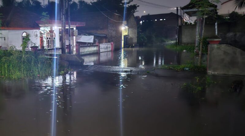 Banjir di Jalan Pelita Baru, Kelurahan Labuhan Ratu, Kecamatan Labuhan Ratu, Kota Bandar Lampung, Sabtu 8 Februari 2025, malam | Putra/Media Prioritastv.com.