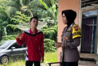 Bhabinkamtibmas Polres Tanggamus Bripka Pera Oktaviani saat memberikan imbauan kepada pelajar di SMK Bumi Nusantara, Wonosobo, Sabtu 9 Februari 2025 | Dok. Humas Polres Tanggamus.