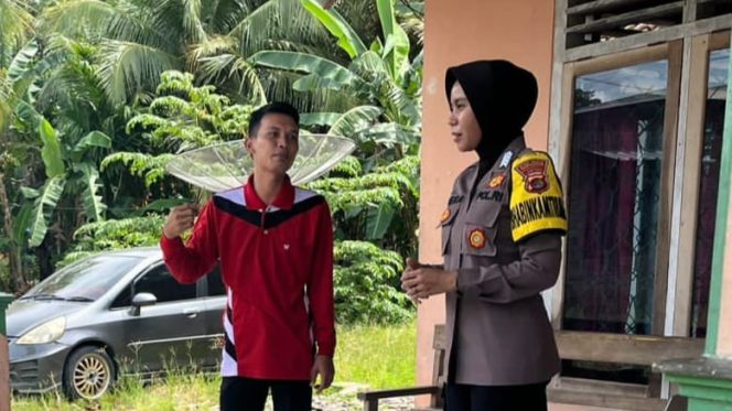Bhabinkamtibmas Polres Tanggamus Bripka Pera Oktaviani saat memberikan imbauan kepada pelajar di SMK Bumi Nusantara, Wonosobo, Sabtu 9 Februari 2025 | Dok. Humas Polres Tanggamus.