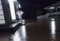 Air yang meluap di wilayah Kecamatan Penengahan, Kabupaten Lampung Selatan, pada Sabtu malam (8/2/2025) | Foto Dok. Warga. 