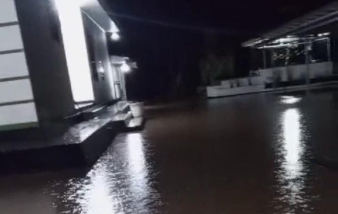Air yang meluap di wilayah Kecamatan Penengahan, Kabupaten Lampung Selatan, pada Sabtu malam (8/2/2025) | Foto Dok. Warga.