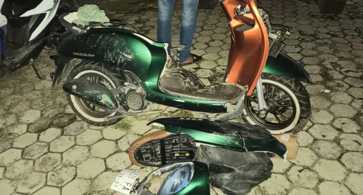 Kondisi motor korban Adelinsyah terbelah akibat tabrakan dengan mobil Innova di Simpang Gading Rejo, Pringsewu, Minggu 9 Februari 2025 dinihari tadi.