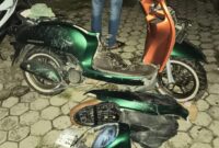 Kondisi motor korban Adelinsyah terbelah akibat tabrakan dengan mobil Innova di Simpang Gading Rejo, Pringsewu, Minggu 9 Februari 2025 dinihari tadi.
