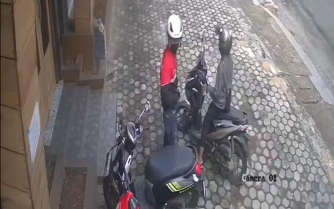 Rekaman CCTV datangya dua pelaku sebelum menggasak motor korban, Sabtu 8 Februari 2025 | Dok. Istimewa.