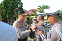 Kapolres Tanggamus AKBP Rivanda, saat menyematkan pita tanda operasi Keselamatan Krakatau 2025, Senin 10 Februari 2025 | Herdi/Media Prioritastv.com.