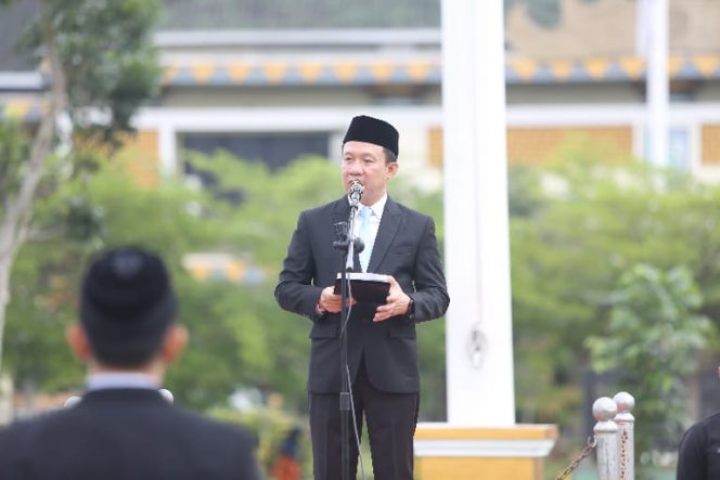 Pj Bupati Pringsewu, Marindo Kurniawan saat memimpin apel terakhir di Lapangan Pemkab Pringsewu, Senin 10 Februari 2025 | Dok. Kominfo Pringsewu.