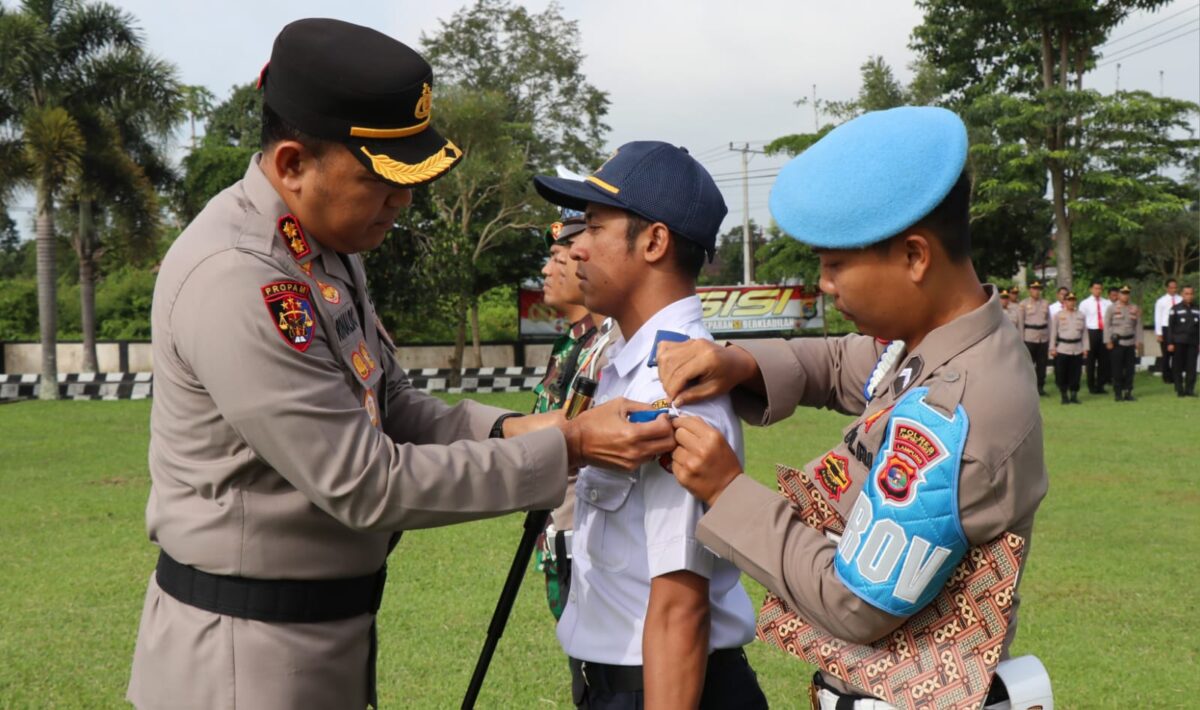 Kapolres Lampung Barat AKBP Rinaldo Aser saat menyematkan pita tanda dimulainya Operasi Keselamatan Krakatau 2025, Senin 10 Februari 2025.