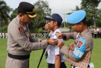 Kapolres Lampung Barat AKBP Rinaldo Aser saat menyematkan pita tanda dimulainya Operasi Keselamatan Krakatau 2025, Senin 10 Februari 2025.