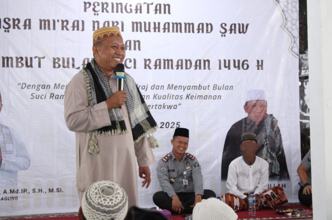 
 Ustad Amrillah saat memberikan tausih dalam peringatan Isra Miraj di Lapas Kota Agung, Selasa 11 Februari 2025 | Dok. Humas Lapas Kota Agung.