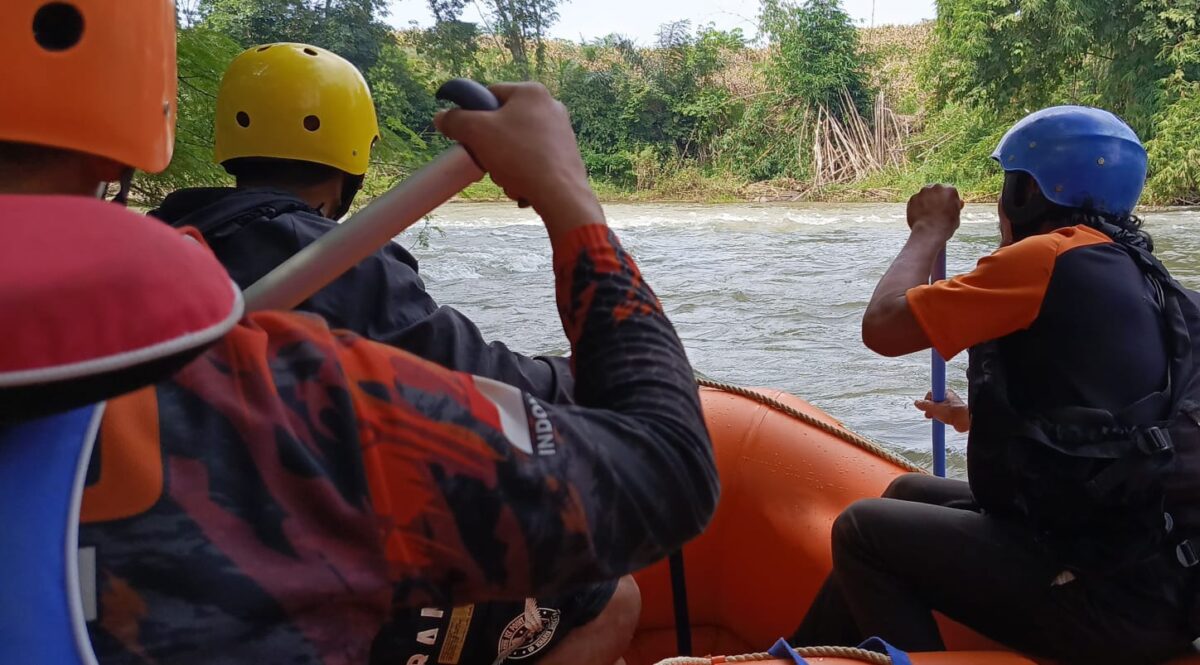 Tim SAR saat melakukan pencarian balita 2 tahun diduga tenggelam di Sungai Umpu, Menanga Siamang, Banjit, Way Kanan, Selasa 11 Februari 2025 | Dok. Kantor SAR Lampung.