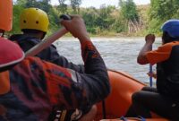 Tim SAR saat melakukan pencarian balita 2 tahun diduga tenggelam di Sungai Umpu, Menanga Siamang, Banjit, Way Kanan, Selasa 11 Februari 2025 | Dok. Kantor SAR Lampung.