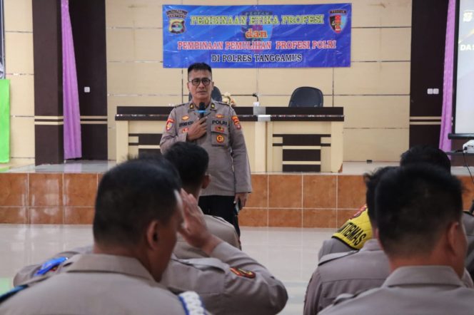 
 Kasubbag Rehabpers Bidpropam Polda Lampung, Kompol Effendi Koto saat menyampaikan materi di Polres Tanggamus, Rabu 12 Februari 2025 | Dok. Humas Polres Tanggamus.