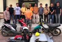 Polsek Pulau Panggung saat menunjukan tersangka dan barang bukti yang berhasil ditangkap, Rabu 12 Februari 2025 | Dok. Humas Polres Tanggamus.
