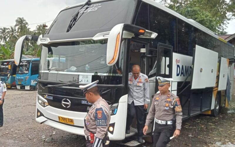 Pengecekan Bus Damri oleh Sat Lantas Polres Tanggamus, Rabu 12 Februari 2025 | Dok. Humas Polres Tanggamus.