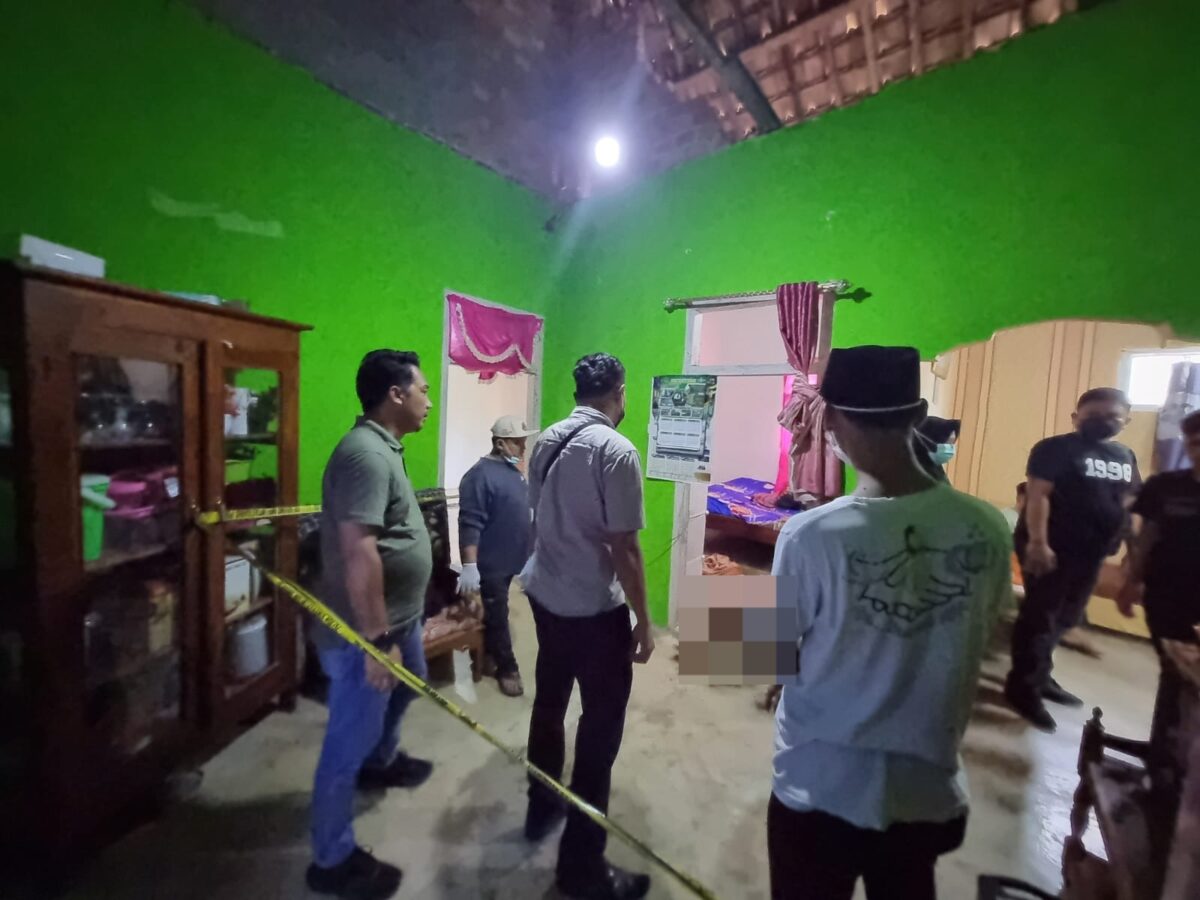Polisi saat melakukan olah TKP penemuan mayat IRT di dalam rumah Kampung Sukabumi, Pakuan Ratu, Way Kanan, Rabu 12 Februari 2025 | Dok. Polres Way Kanan.