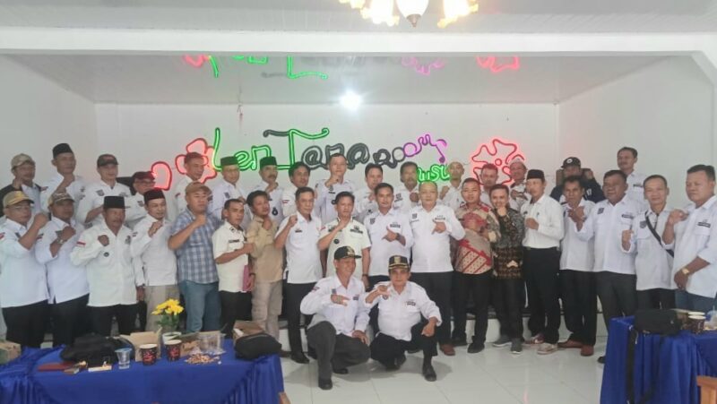 Foto bersama jajaran DPC Apdesi Tanggamus dan DPK Apdesi 20 kecamatan usai rapat rapat DPC Apdesi Tanggamus di Lentana Garden, Gisting, Kamis 13 Februari 2025 | Herdi/Media Prioritastv.com.