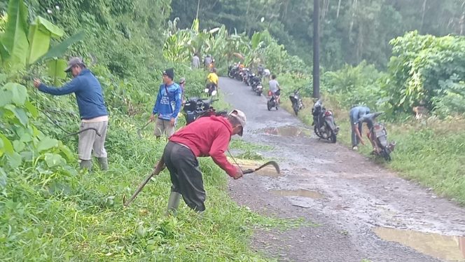 
 Warga Pekon Bandar Sukabumi, BNS, Tanggamus saat melaksanakan gotong royong, Jumat 14 Februari 2025.