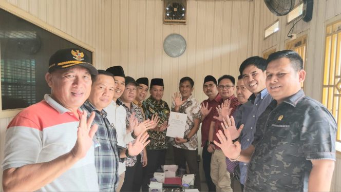 
 Foto bersama punggawa Presidium DOB Cukuh Bandakh Lima usai menerima legalitas notaris di Bandar Lampung, Jumat 14 Februari 2025 | Dok. Ansoruddin.