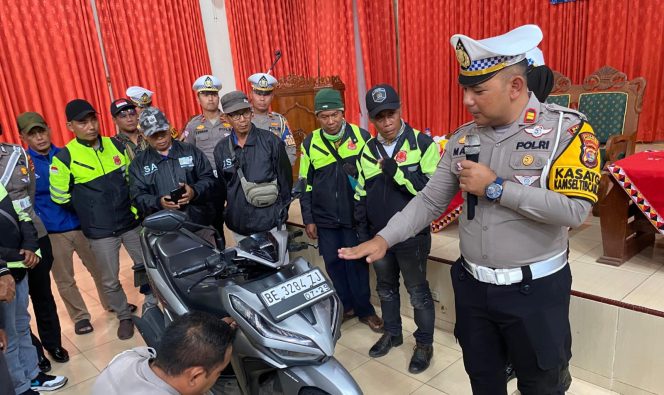 
 Kasat Lantas Polres Tanggamus Iptu I Made Agus Dwi Dayana saat memberikan materi tata cara mengendarai motor kepada komunitas ojek Gisting, Sabtu 15 Februari 2025.
