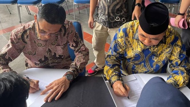 
 Bupati dan Wakil Bupati Tanggamus, Hi. Moh Saleh Asnawi - Aguas Suranto saat melakukan registrasi, Minggu 16 Februari 2025.