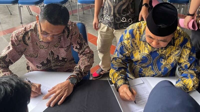 Bupati dan Wakil Bupati Tanggamus, Hi. Moh Saleh Asnawi - Aguas Suranto saat melakukan registrasi, Minggu 16 Februari 2025.