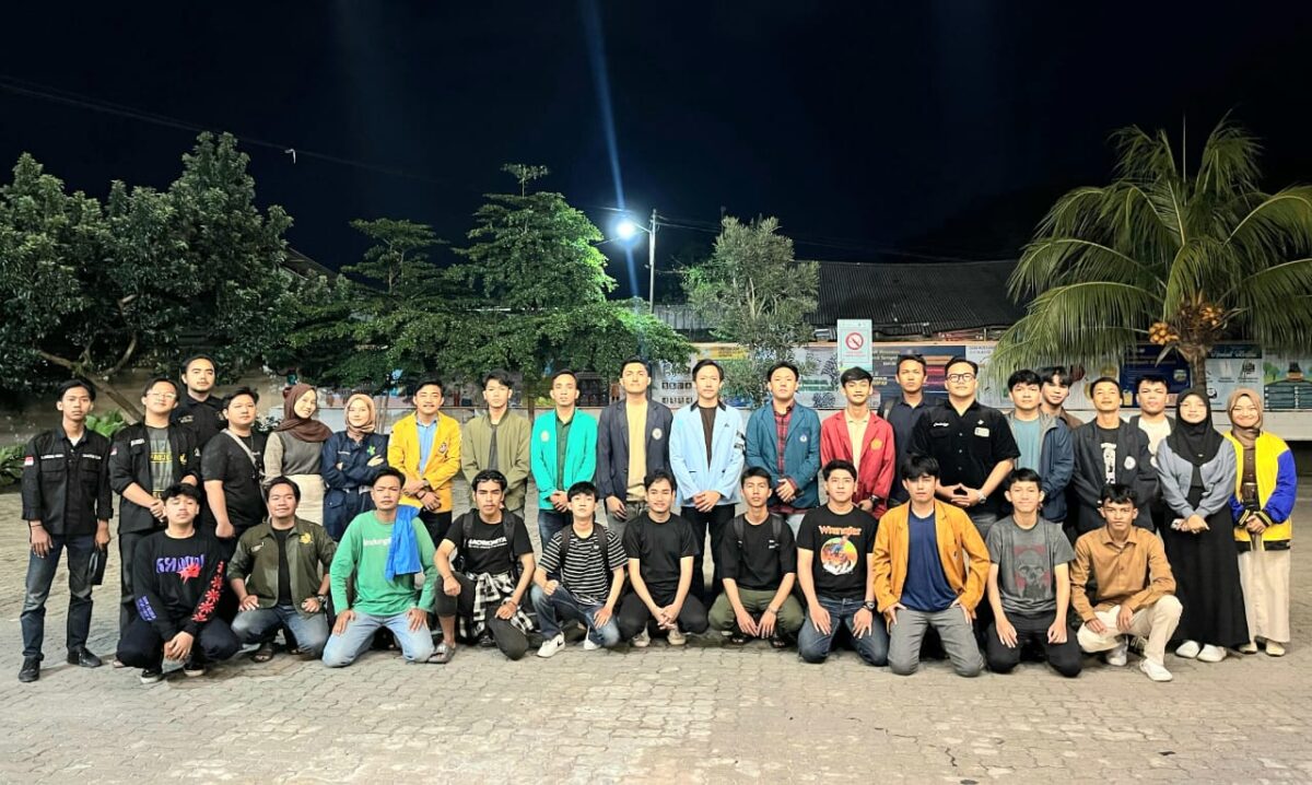Aliansi Badan Eksekutif Mahasiswa (BEM) Lampung saat menyampaikan pendapat terkait Instruksi Presiden (Inpres) Nomor 1 Tahun 2025, Sabtu 15 Februari 2025, malam | Dok. Istimewa.