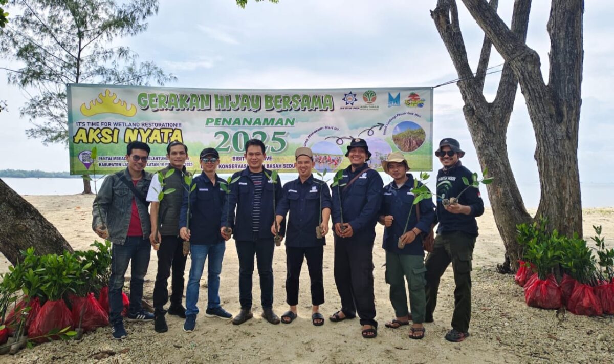 IKA Sylva Unila usai penanaman mangrove di Pantai M Beach, Merak Belantung, Lampung Selatan, pada Minggu (16/2/2025).