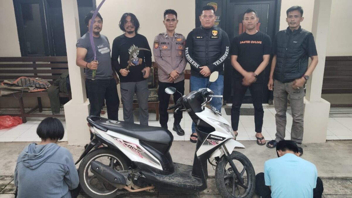 Kedua tersangka dan barang bukti setelah diamankan Polsek Gading Rejo, Pringsewu, Minggu 16 Februari 2025 | Dok. Polres Pringsewu.