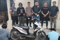Kedua tersangka dan barang bukti setelah diamankan Polsek Gading Rejo, Pringsewu, Minggu 16 Februari 2025 | Dok. Polres Pringsewu.