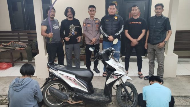 
 Kedua tersangka dan barang bukti setelah diamankan Polsek Gading Rejo, Pringsewu, Minggu 16 Februari 2025 | Dok. Polres Pringsewu.