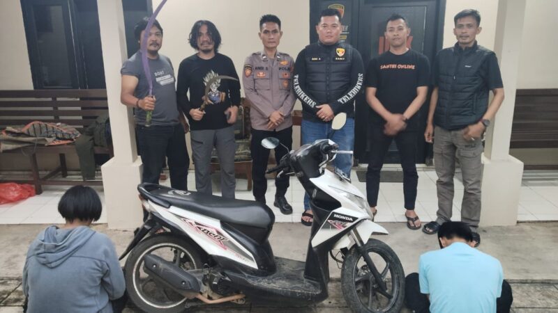 Kedua tersangka dan barang bukti setelah diamankan Polsek Gading Rejo, Pringsewu, Minggu 16 Februari 2025 | Dok. Polres Pringsewu.