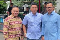 Bupati terpilih Kabupaten Lampung Barat, H. Parosil Mabsus, bersama Wakil Bupati terpilih, Mad Hasnurin saat foto bersama Wamendagri Bima Arya, Minggu 16 Februari 2025.