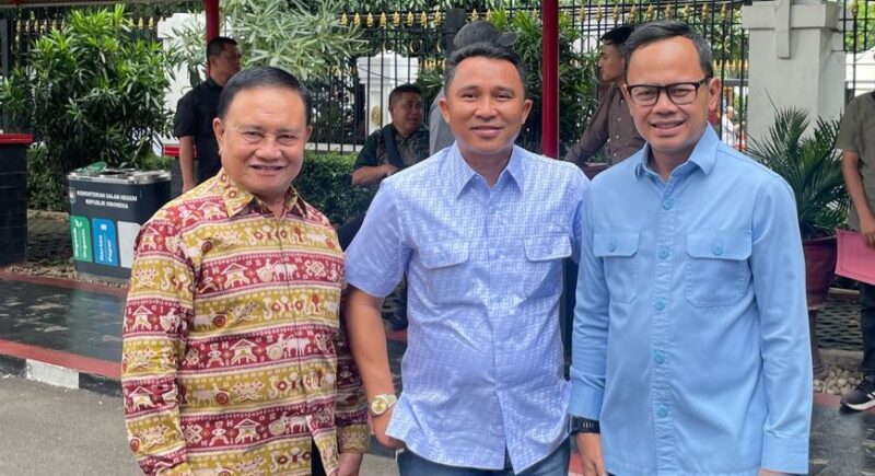 Bupati terpilih Kabupaten Lampung Barat, H. Parosil Mabsus, bersama Wakil Bupati terpilih, Mad Hasnurin saat foto bersama Wamendagri Bima Arya, Minggu 16 Februari 2025.