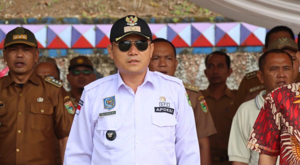 Ketua DPC Apdesi Tanggamus, Mirza YB saat mengikuti upacara di Pemkab Tanggamus | Herdi/Media Prioritastv.com.