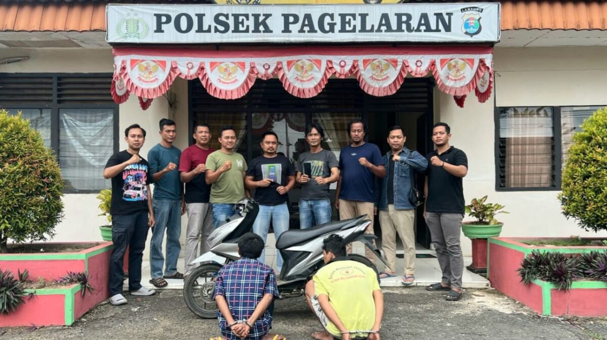 Kedua tersangka saat diperlihatkan Polsek Pagelaran sebelum dijebloskan ke sel tahanan, Senin 17 Februari 2025 | Dok. Humas Polres Pringsewu.