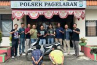 Kedua tersangka saat diperlihatkan Polsek Pagelaran sebelum dijebloskan ke sel tahanan, Senin 17 Februari 2025 | Dok. Humas Polres Pringsewu.