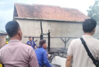 Polsek Talang Padang saat melakukan pemeriksaan TKP rumah terbakar di Pekon Kejayaan, Senin 17 Februari 2025 | Dok. Humas Polres Tanggamus.