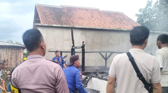 
 Polsek Talang Padang saat melakukan pemeriksaan TKP rumah terbakar di Pekon Kejayaan, Senin 17 Februari 2025 | Dok. Humas Polres Tanggamus.