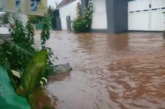 
 Banjir di Gang Jangkung, Kedaton, Bandar Lampung, Senin 17 Februari 2025 | Putra/Media Prioritastv.com.