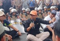 Anggota DPRD Lampung dari Komisi V, Syukron Muchtar saat menemui massa aksi yang menggelar unjuk rasa di depan Gedung DPRD Lampung, Senin 17 Februari 2025 | Tiondon/Media Prioritastv.com.