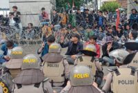Aksi demonstrasi berbagai elemen BEM Lampung di depan Gedung DPRD Lampung, Senin siang 17 Februari 2025 | Tiondon/Media Prioritastv.com.