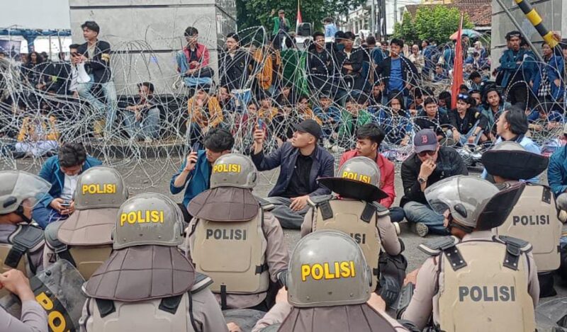 Aksi demonstrasi berbagai elemen BEM Lampung di depan Gedung DPRD Lampung, Senin siang 17 Februari 2025 | Tiondon/Media Prioritastv.com.