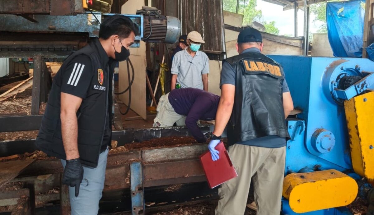 Tim Labfor Polda Sumsel saat melakukan pemeriksaan mesin di PT Minggok Indonesia paska tewasnya seorang karyawan setempat, Selasa 18 Februari 2025 | Dok. Humas Polres Lampung Tengah.