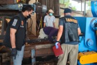 Tim Labfor Polda Sumsel saat melakukan pemeriksaan mesin di PT Minggok Indonesia paska tewasnya seorang karyawan setempat, Selasa 18 Februari 2025 | Dok. Humas Polres Lampung Tengah.